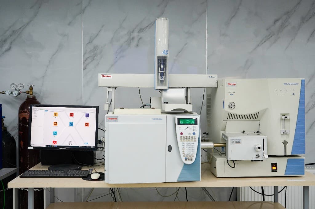 کروماتوگراف گازی Thermo Scientific با اتوسمپلر و رایانه در یک ایستگاه کاری آزمایشگاهی